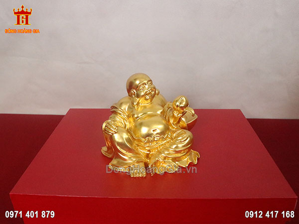 Hình tượng Phật Di Lặc tay cầm trái đào, lưng tựa nén vàng có ý nghĩa về phong thủy vô cùng lớn, giúp mang đến tài lộc, sự trường thọ, sự no đủ đến cho gia chủ và những người thân trong gia đình